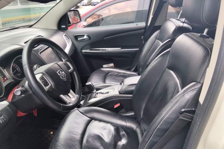 Used Dodge Journey 2013 2.4L Two-Wheel Drive Luxury Version Left Front Seat
