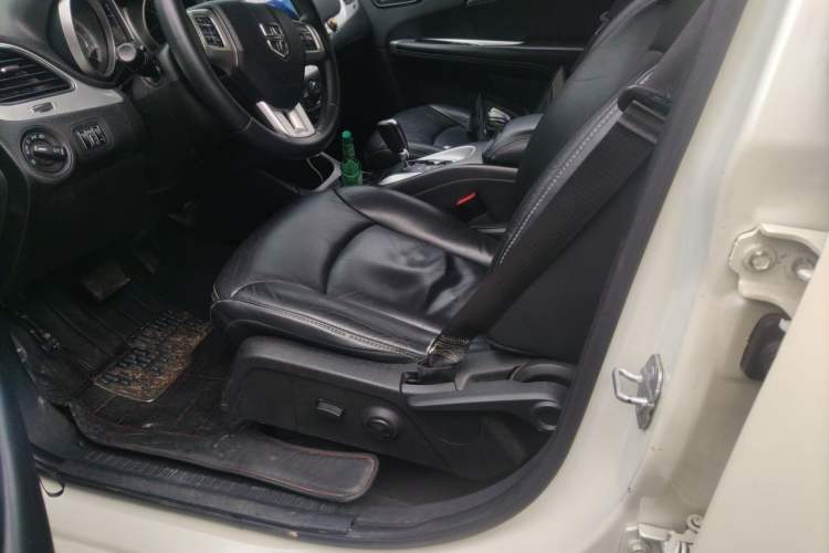 Used Dodge Journey 2013 2.4L Two-Wheel Drive Luxury Version Left Front Seat