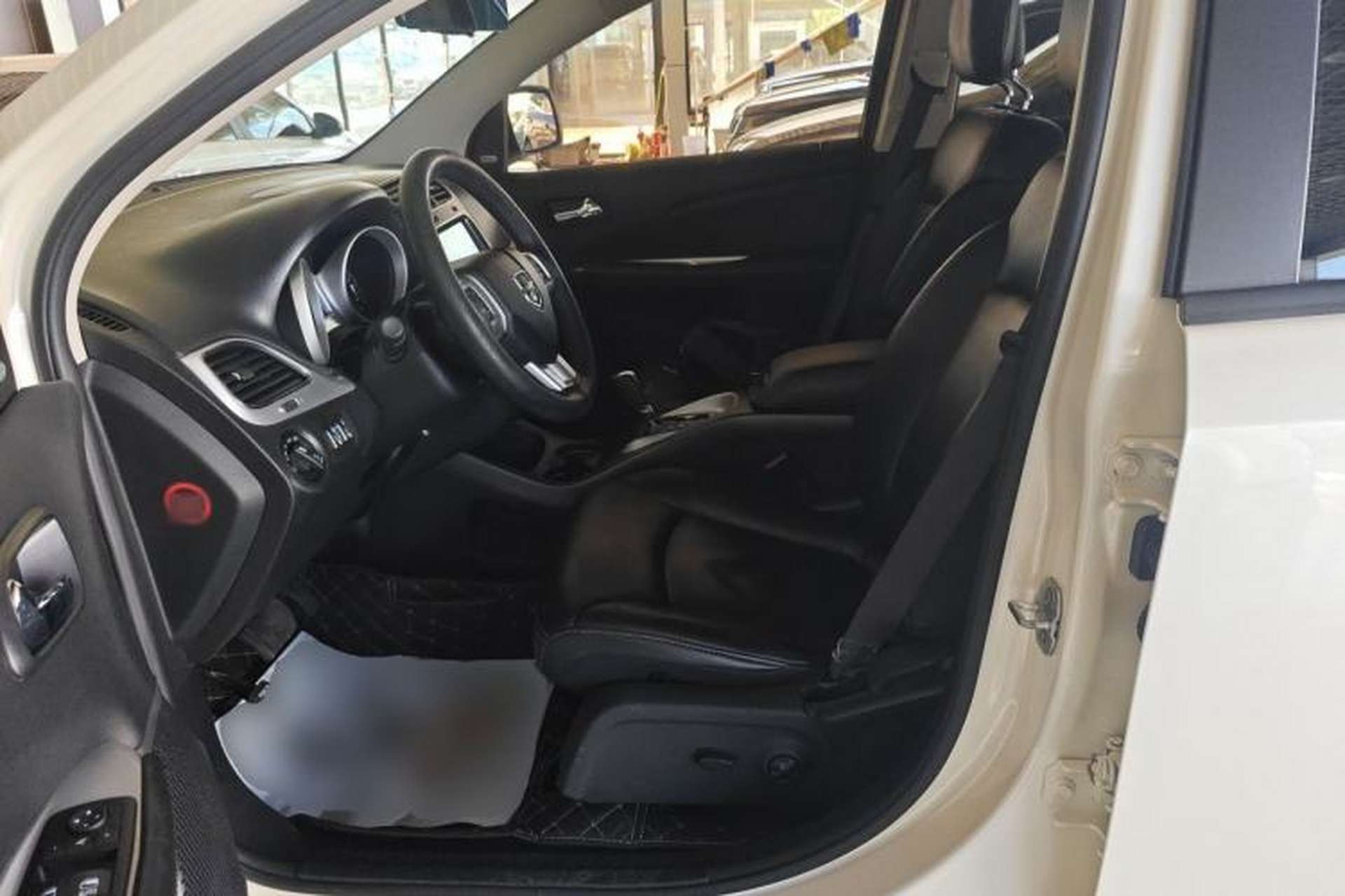Used Dodge Journey 2013 2.4L Two-Wheel Drive Luxury Version Left Front Seat
