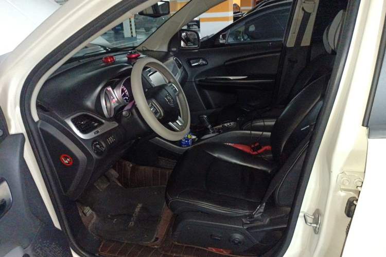 Used Dodge Journey 2013 2.4L Two-Wheel Drive Luxury Version Left Front Seat
