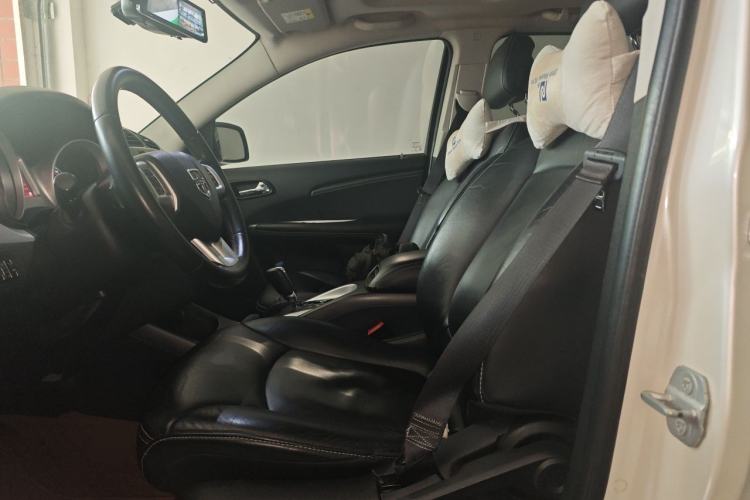 Used Dodge Journey 2013 2.4L Two-Wheel Drive Luxury Version Left Front Seat