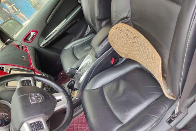 Used Dodge Journey 2013 2.4L Two-Wheel Drive Luxury Version Left Front Seat