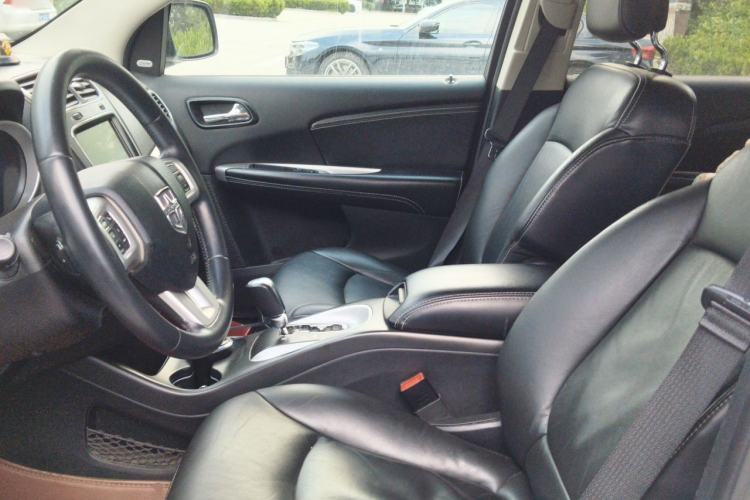 Used Dodge Journey 2013 2.4L Two-Wheel Drive Luxury Version Left Front Seat