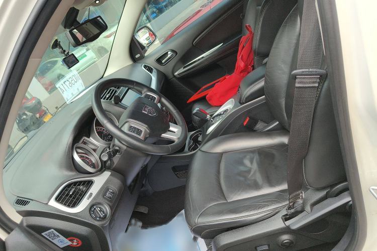 Used Dodge Journey 2013 2.4L Two-Wheel Drive Luxury Version Left Front Seat