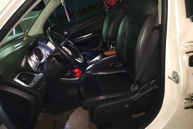 Used Dodge Journey 2013 2.4L Two-Wheel Drive Luxury Version Left Front Seat