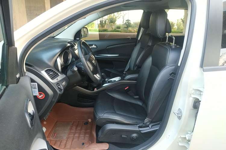 Used Dodge Journey 2013 2.4L Two-Wheel Drive Luxury Version Left Front Seat