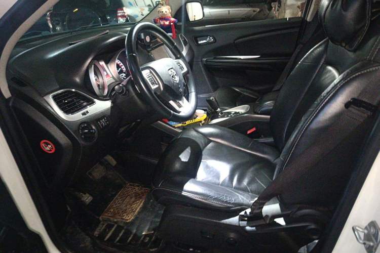 Used Dodge Journey 2013 2.4L Two-Wheel Drive Luxury Version Left Front Seat