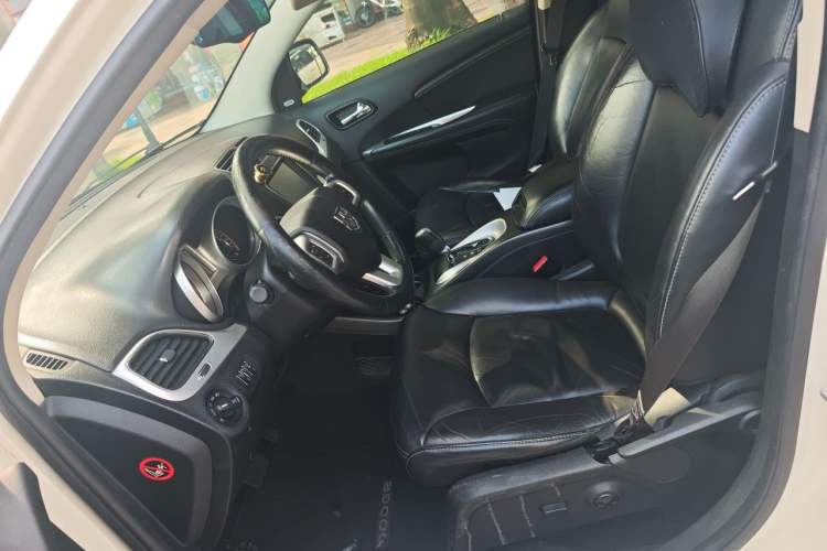 Used Dodge Journey 2013 2.4L Two-Wheel Drive Luxury Version Left Front Seat