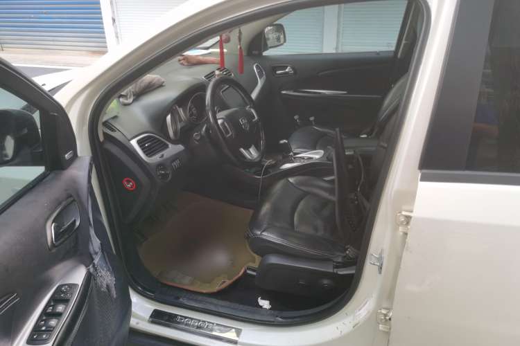 Used Dodge Journey 2013 2.4L Two-Wheel Drive Luxury Version Left Front Seat