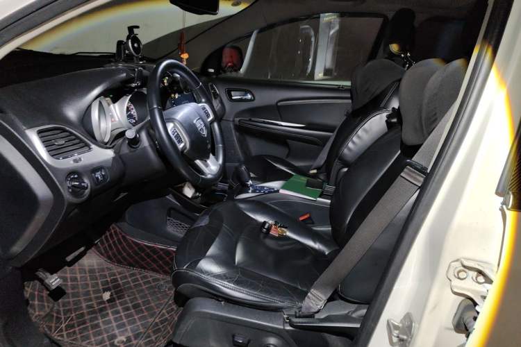 Used Dodge Journey 2013 2.4L Two-Wheel Drive Luxury Version Left Front Seat