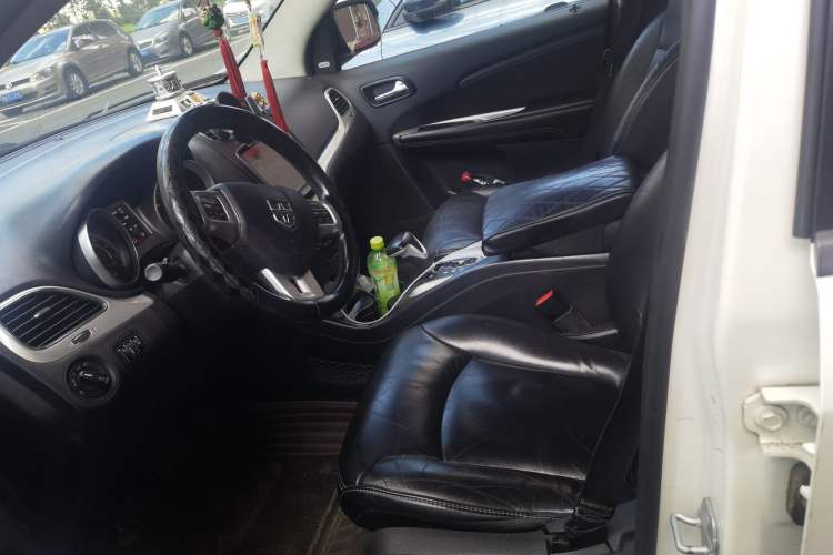 Used Dodge Journey 2013 2.4L Two-Wheel Drive Luxury Version Left Front Seat