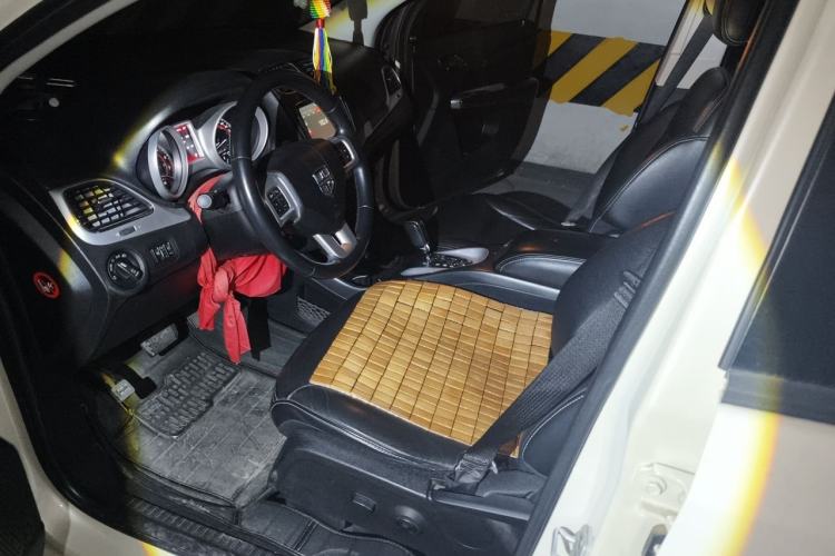 Used Dodge Journey 2013 2.4L Two-Wheel Drive Luxury Version Left Front Seat
