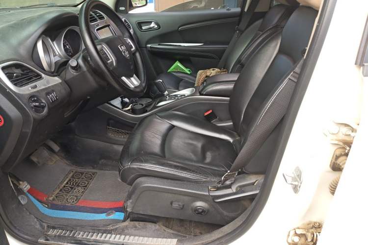 Used Dodge Journey 2013 2.4L Two-Wheel Drive Luxury Version Left Front Seat