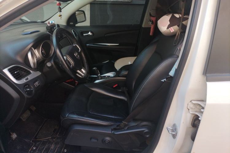 Used Dodge Journey 2013 2.4L Two-Wheel Drive Luxury Version Left Front Seat