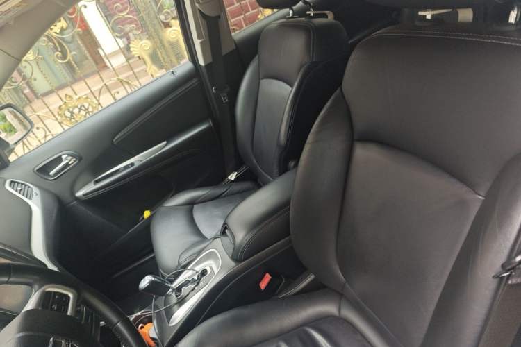 Used Dodge Journey 2013 2.4L Two-Wheel Drive Luxury Version Left Front Seat