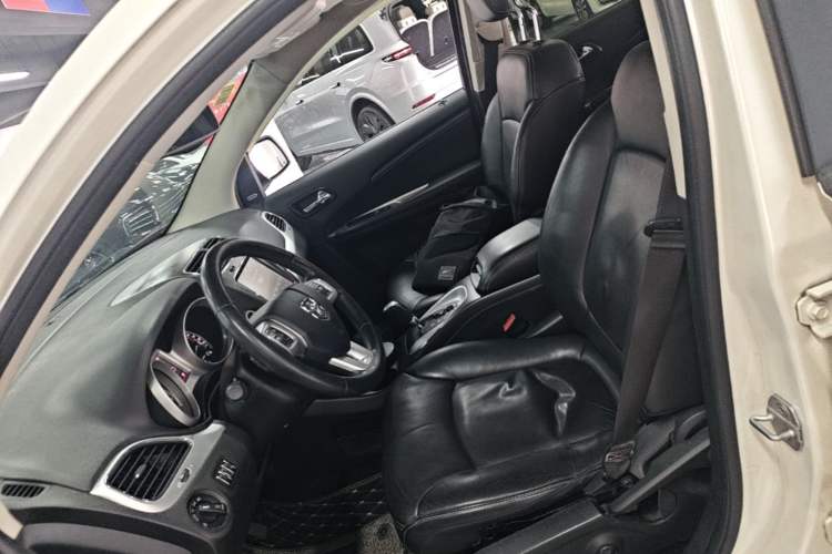 Used Dodge Journey 2013 2.4L Two-Wheel Drive Luxury Version Left Front Seat