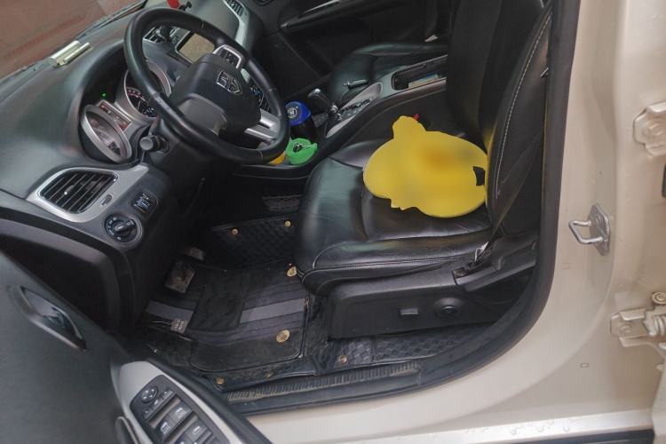 Used Dodge Journey 2013 2.4L Two-Wheel Drive Luxury Version Left Front Seat