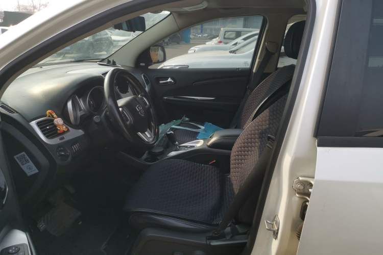 Used Dodge Journey 2013 2.4L Two-Wheel Drive Luxury Version Left Front Seat