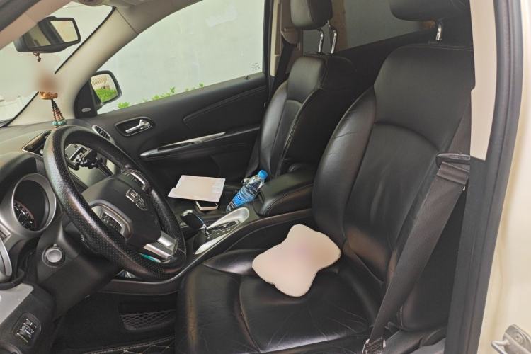 Used Dodge Journey 2013 2.4L Two-Wheel Drive Luxury Version Left Front Seat