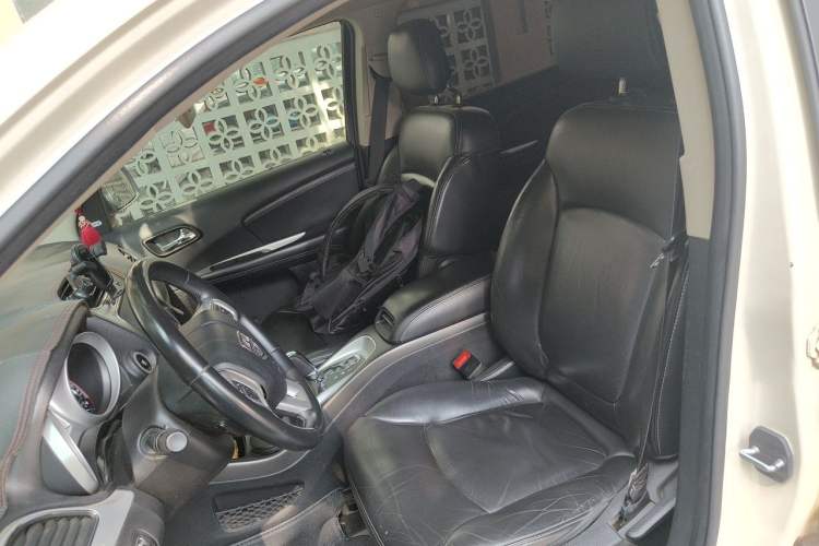 Used Dodge Journey 2013 2.4L Two-Wheel Drive Luxury Version Left Front Seat