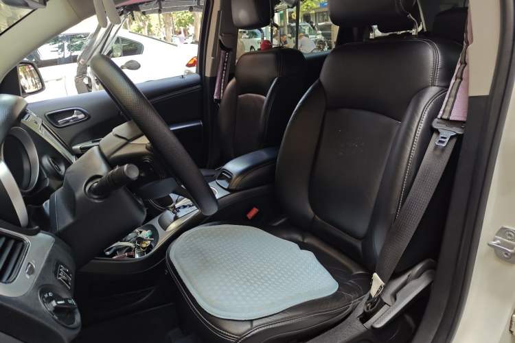 Used Dodge Journey 2013 2.4L Two-Wheel Drive Luxury Version Left Front Seat