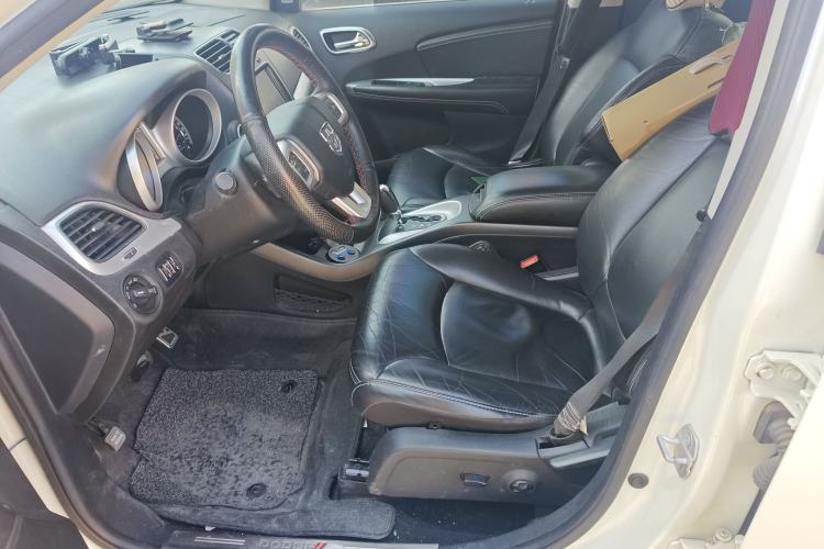 Used Dodge Journey 2013 2.4L Two-Wheel Drive Luxury Version Left Front Seat