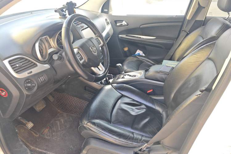 Used Dodge Journey 2013 2.4L Two-Wheel Drive Luxury Version Left Front Seat