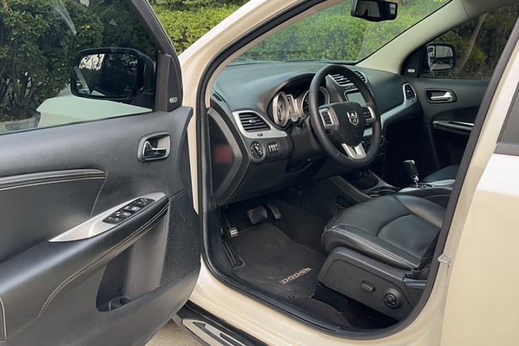 Used Dodge Journey 2013 2.4L Two-Wheel Drive Luxury Version Left Front Seat