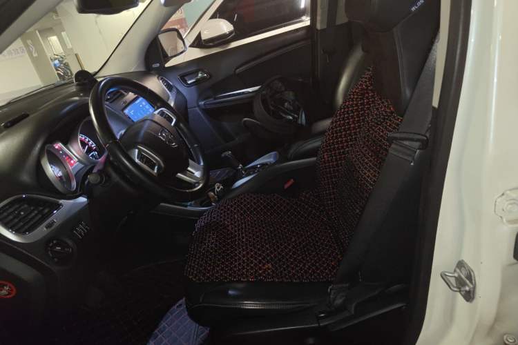 Used Dodge Journey 2013 2.4L Two-Wheel Drive Luxury Version Left Front Seat