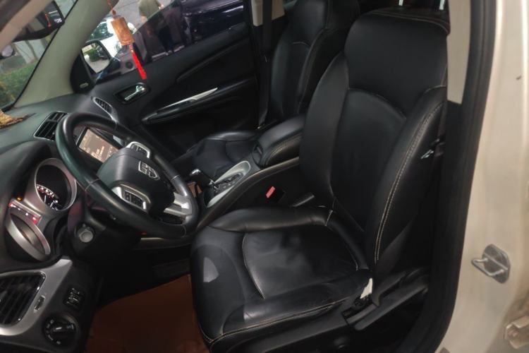 Used Dodge Journey 2013 2.4L Two-Wheel Drive Luxury Version Left Front Seat