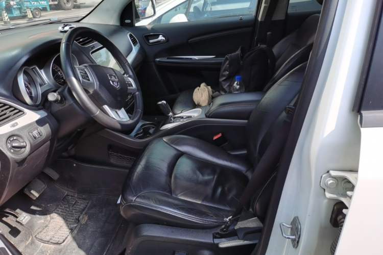 Used Dodge Journey 2013 2.4L Two-Wheel Drive Luxury Version Left Front Seat
