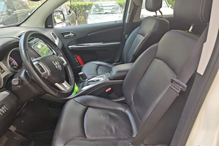 Used Dodge Journey 2013 2.4L Two-Wheel Drive Luxury Version Left Front Seat