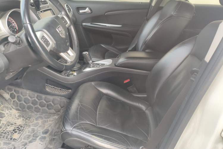 Used Dodge Journey 2013 2.4L Two-Wheel Drive Luxury Version Left Front Seat