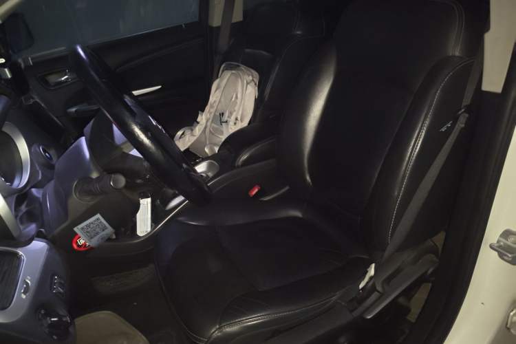 Used Dodge Journey 2013 2.4L Two-Wheel Drive Luxury Version Left Front Seat