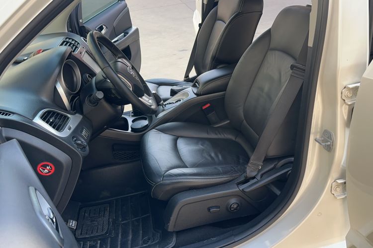 Used Dodge Journey 2013 2.4L Two-Wheel Drive Luxury Version Left Front Seat