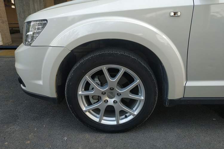Used Dodge Journey 2013 2.4L Two-Wheel Drive Luxury Version Left Front Wheel Hub