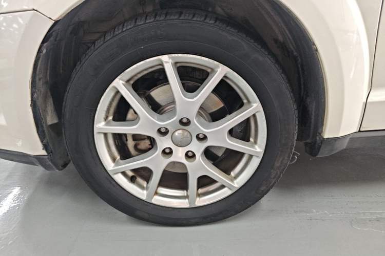 Used Dodge Journey 2013 2.4L Two-Wheel Drive Luxury Version Left Front Wheel Hub