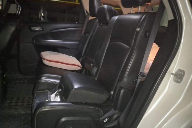 Used Dodge Journey 2013 2.4L Two-Wheel Drive Luxury Version Left Rear Seat