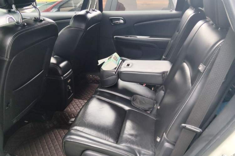 Used Dodge Journey 2013 2.4L Two-Wheel Drive Luxury Version Left Rear Seat