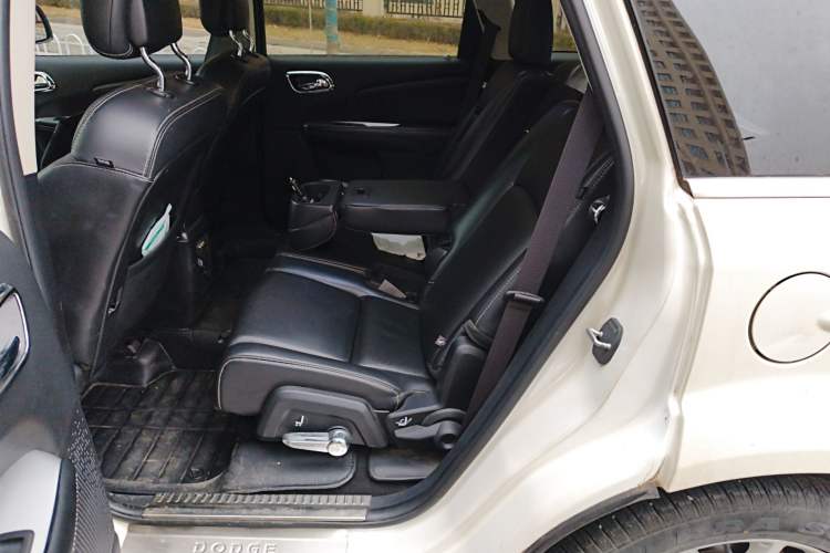 Used Dodge Journey 2013 2.4L Two-Wheel Drive Luxury Version Left Rear Seat