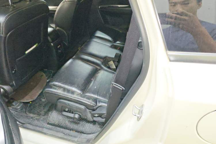 Used Dodge Journey 2013 2.4L Two-Wheel Drive Luxury Version Left Rear Seat