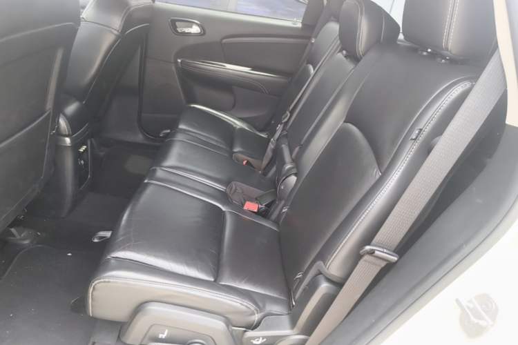 Used Dodge Journey 2013 2.4L Two-Wheel Drive Luxury Version Left Rear Seat