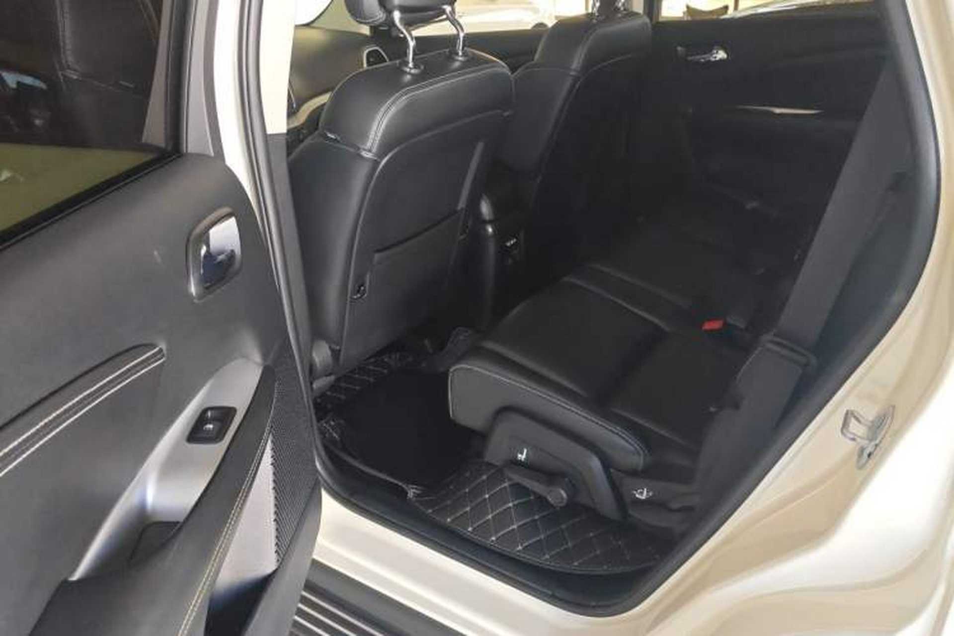 Used Dodge Journey 2013 2.4L Two-Wheel Drive Luxury Version Left Rear Seat