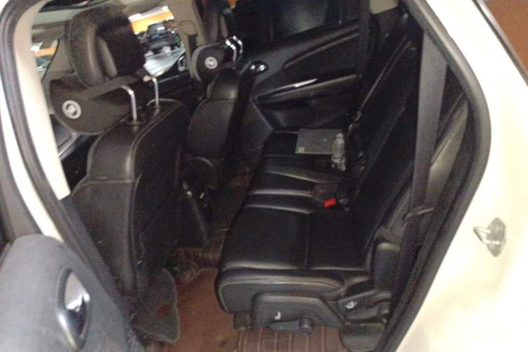 Used Dodge Journey 2013 2.4L Two-Wheel Drive Luxury Version Left Rear Seat
