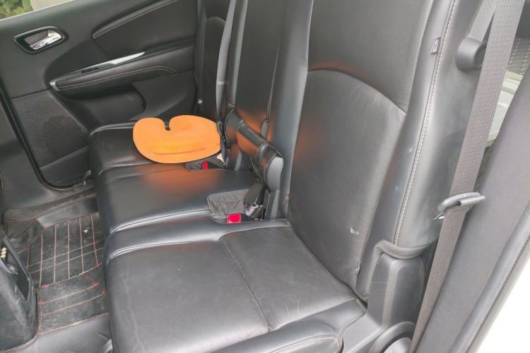 Used Dodge Journey 2013 2.4L Two-Wheel Drive Luxury Version Left Rear Seat