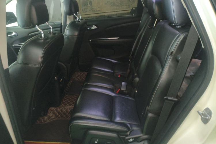 Used Dodge Journey 2013 2.4L Two-Wheel Drive Luxury Version Left Rear Seat