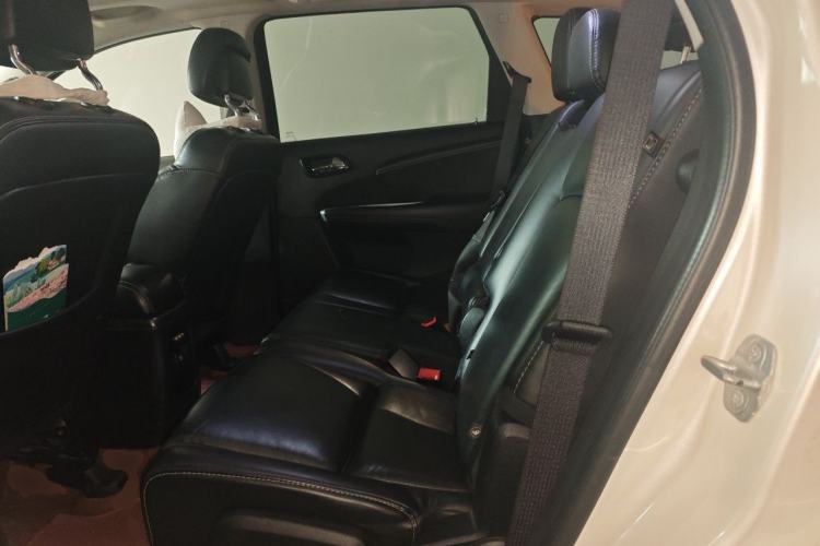 Used Dodge Journey 2013 2.4L Two-Wheel Drive Luxury Version Left Rear Seat