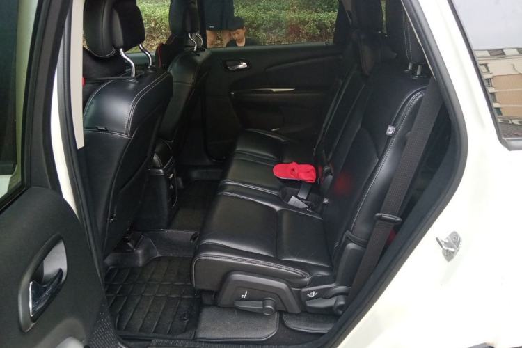 Used Dodge Journey 2013 2.4L Two-Wheel Drive Luxury Version Left Rear Seat