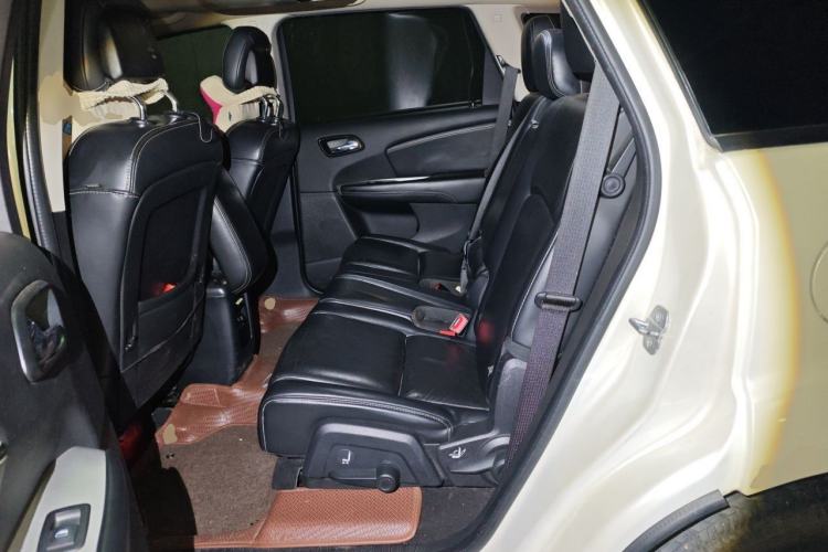 Used Dodge Journey 2013 2.4L Two-Wheel Drive Luxury Version Left Rear Seat