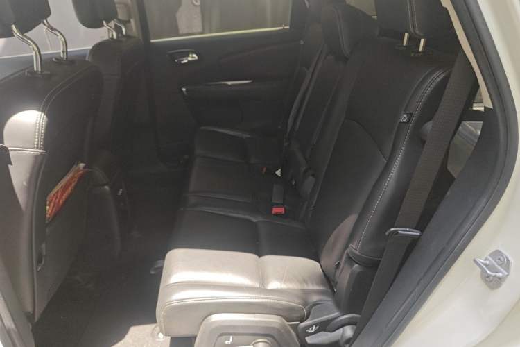Used Dodge Journey 2013 2.4L Two-Wheel Drive Luxury Version Left Rear Seat